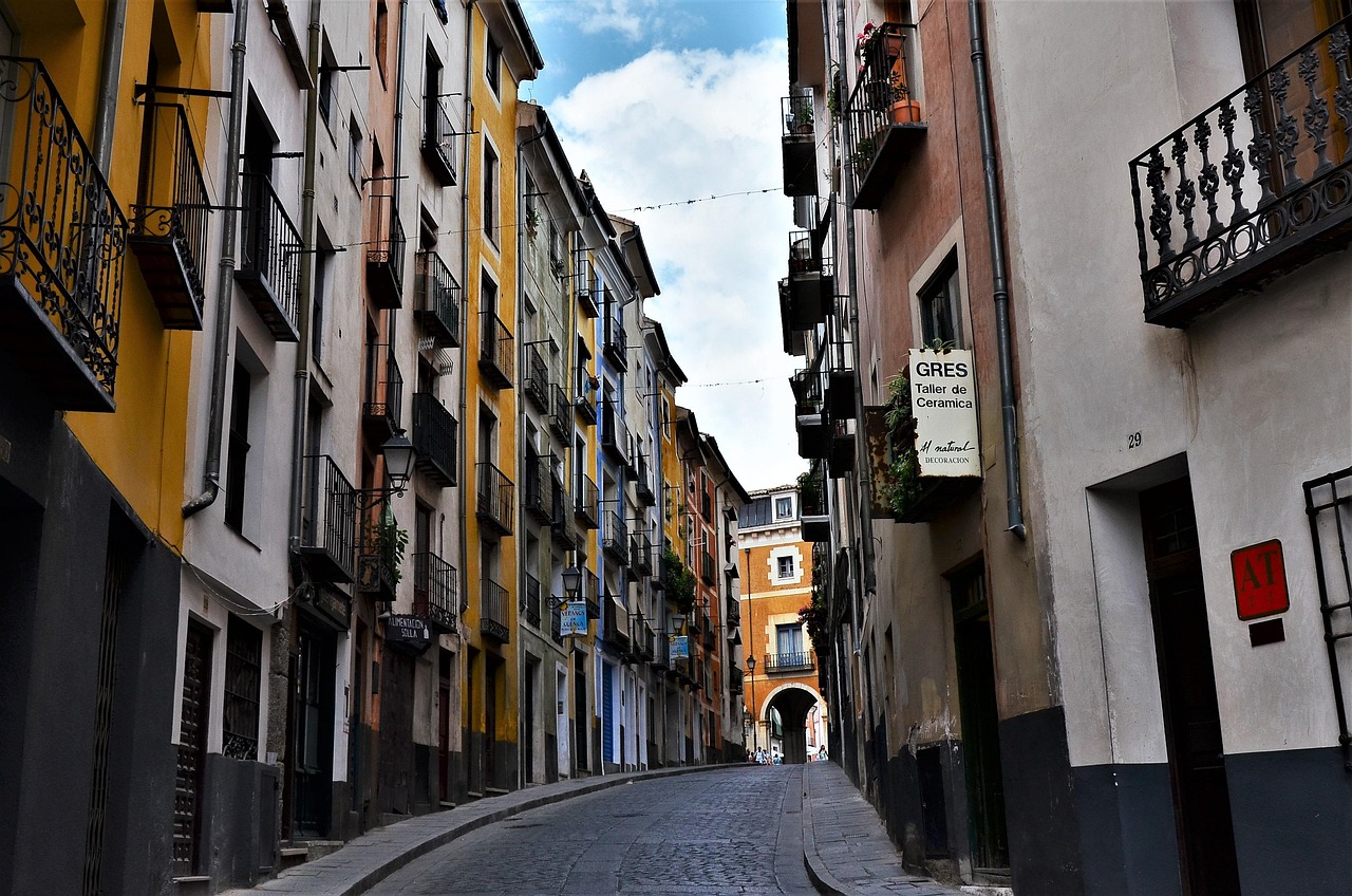 Canal urbano con viviendas